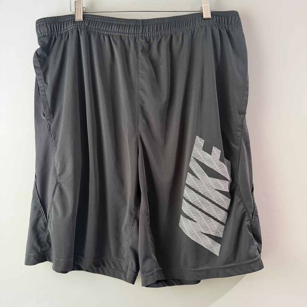 Nike Dri-FIT Shorts Mens Medium Grey Excellent Graphic Logo Pockets Athletic